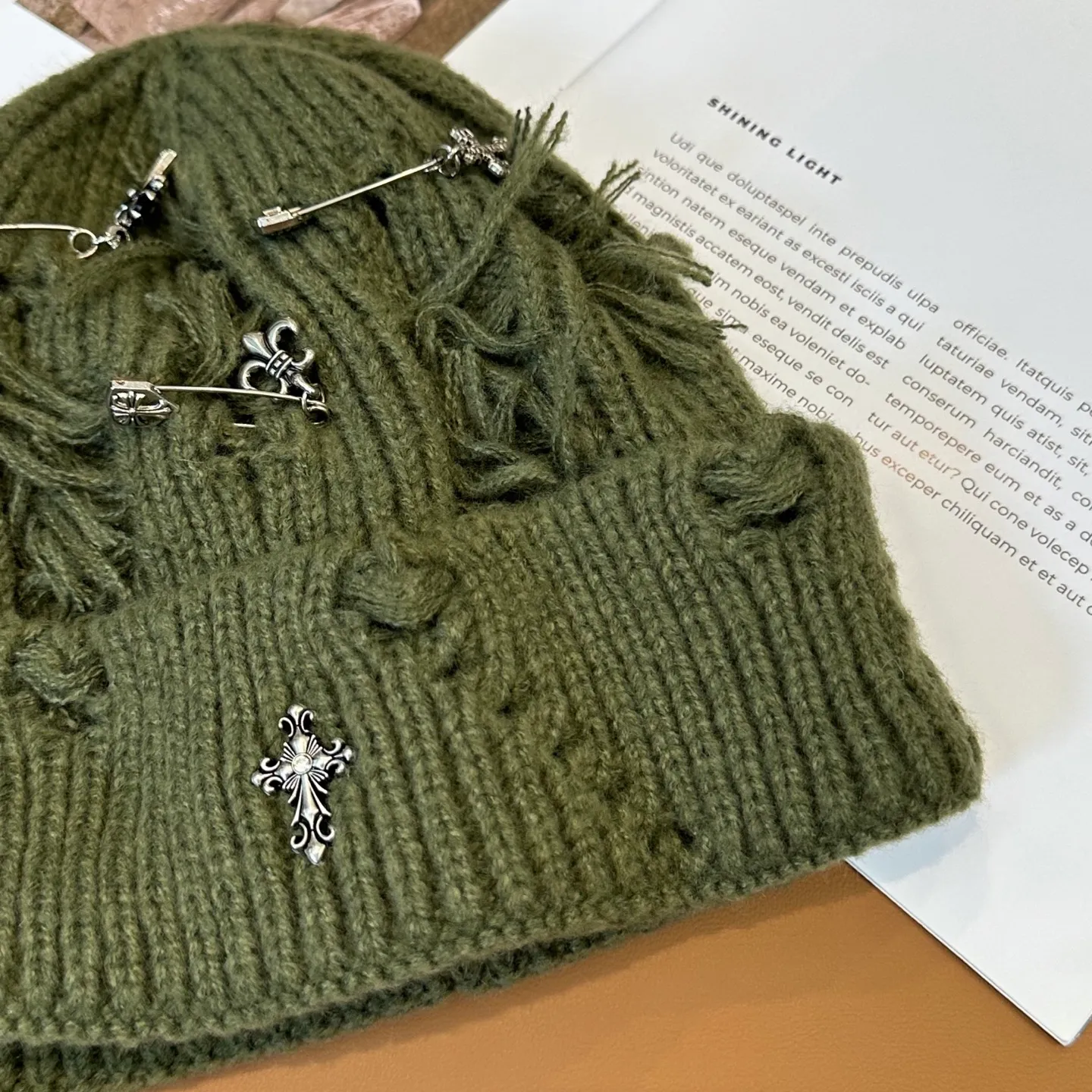 P60 🤍Chrome hearts new autumn and winter cross knitted hat🧶 One of the must-have hats in autumn and winter~ It really looks good on whoever wears it~, it is also a perfect match in black and white and gray in autumn~